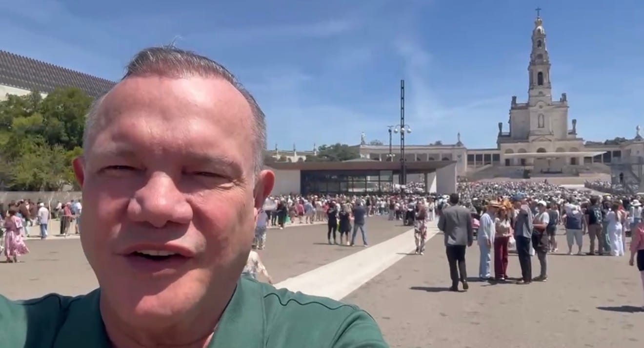 Senador nega participação em fórum e divulga fotos de peregrinação religiosa em Portugal